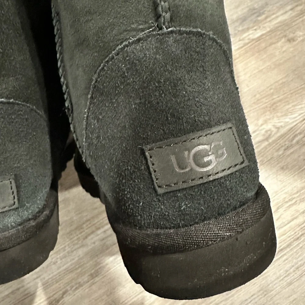 UGG Classic II Short Boot in Black Women’s size 8 - Picture 7 of 8